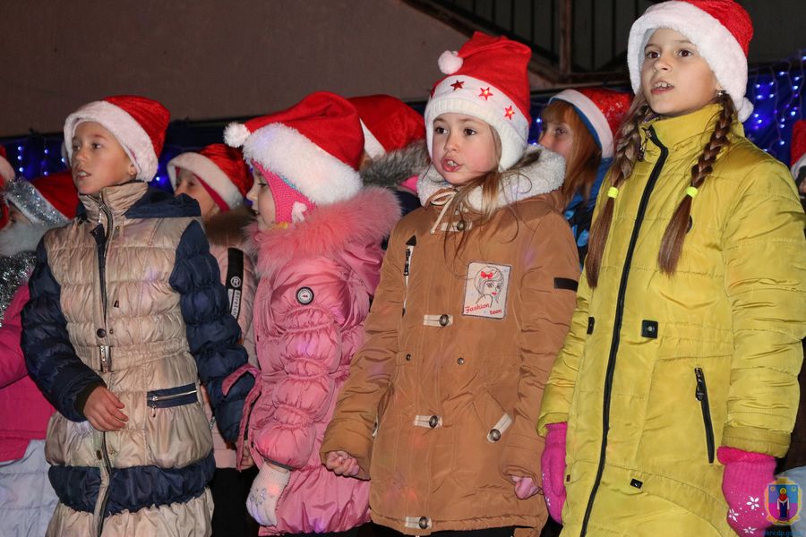 головна ялинка покрова запалила свої вогні. Зображення 2