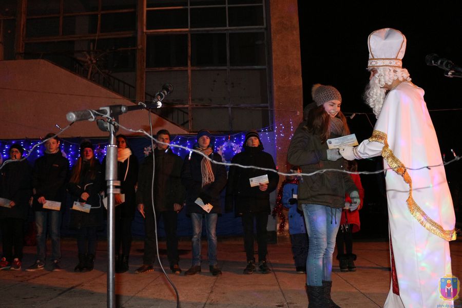 головна ялинка покрова запалила свої вогні. Зображення 3