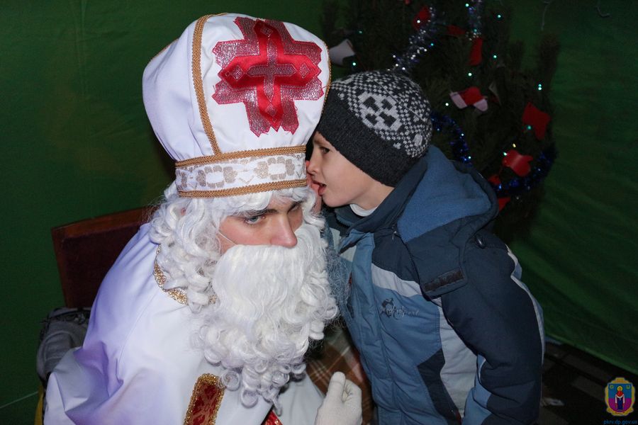 головна ялинка покрова запалила свої вогні. Зображення 5