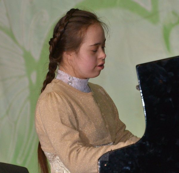 весняна мелодія сонячної дівчинки. Зображення 1