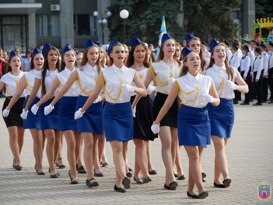 легкоатлетична естафета, огляд-конкурс строю та пісні, мелодії духового оркестру – покров зустрів 73-у річницю перемоги. Зображення 10