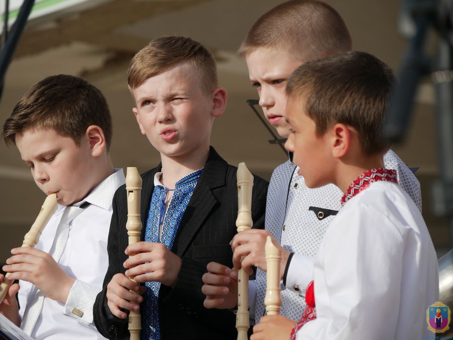 легкоатлетична естафета, огляд-конкурс строю та пісні, мелодії духового оркестру – покров зустрів 73-у річницю перемоги. Зображення 11