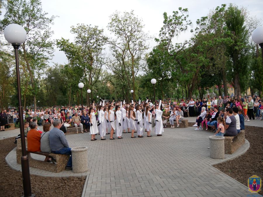 легкоатлетична естафета, огляд-конкурс строю та пісні, мелодії духового оркестру – покров зустрів 73-у річницю перемоги. Зображення 13