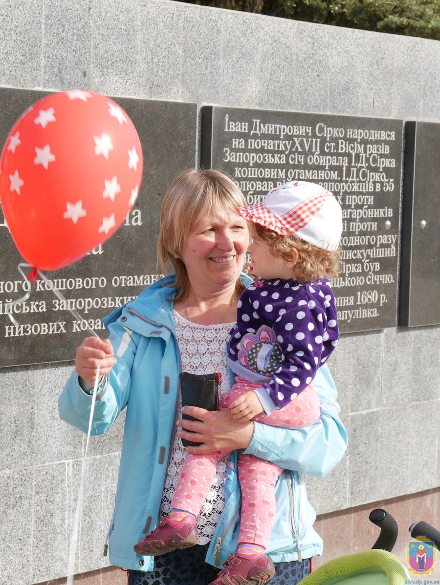 легкоатлетична естафета, огляд-конкурс строю та пісні, мелодії духового оркестру – покров зустрів 73-у річницю перемоги. Зображення 15