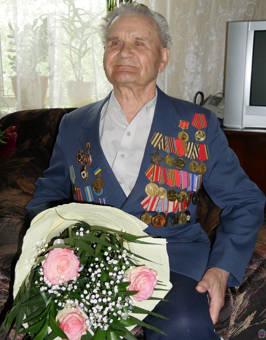 легкоатлетична естафета, огляд-конкурс строю та пісні, мелодії духового оркестру – покров зустрів 73-у річницю перемоги. Зображення 3