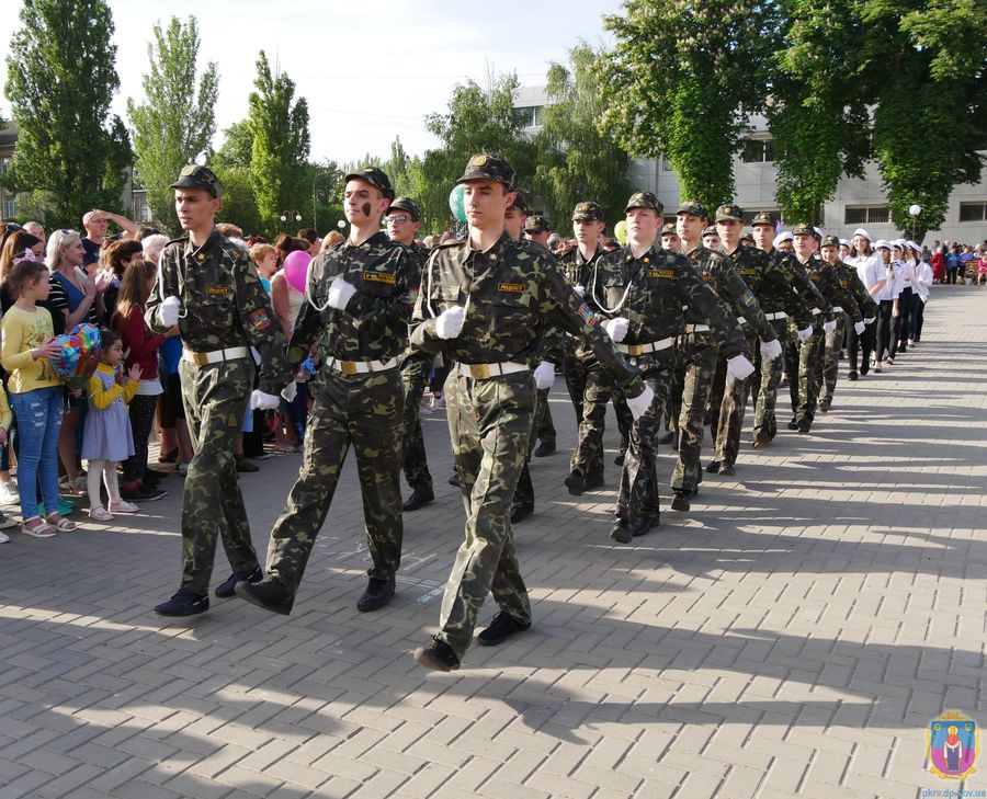 легкоатлетична естафета, огляд-конкурс строю та пісні, мелодії духового оркестру – покров зустрів 73-у річницю перемоги. Зображення 4