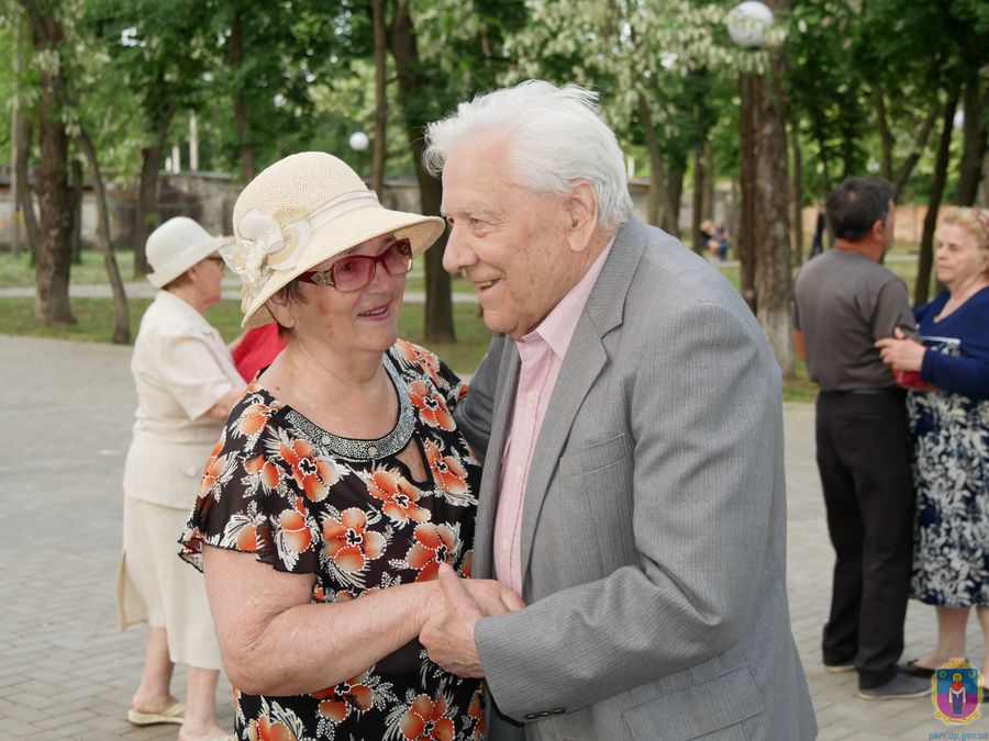 легкоатлетична естафета, огляд-конкурс строю та пісні, мелодії духового оркестру – покров зустрів 73-у річницю перемоги. Зображення 8