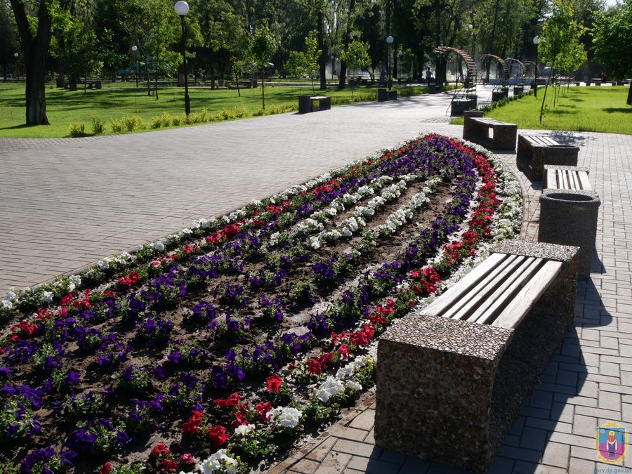комунальники уквітчують місто. Зображення 2