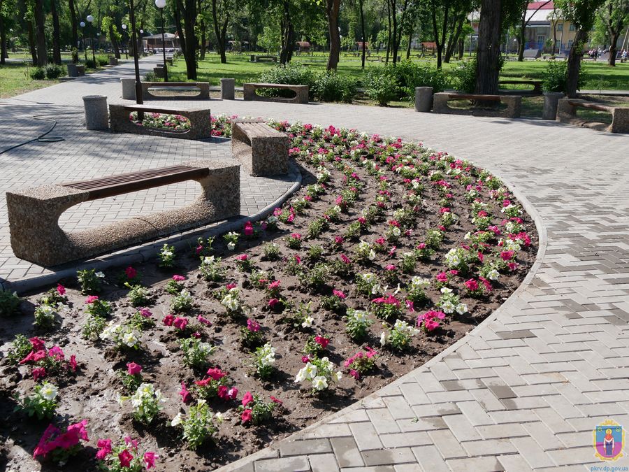 комунальники уквітчують місто. Зображення 3