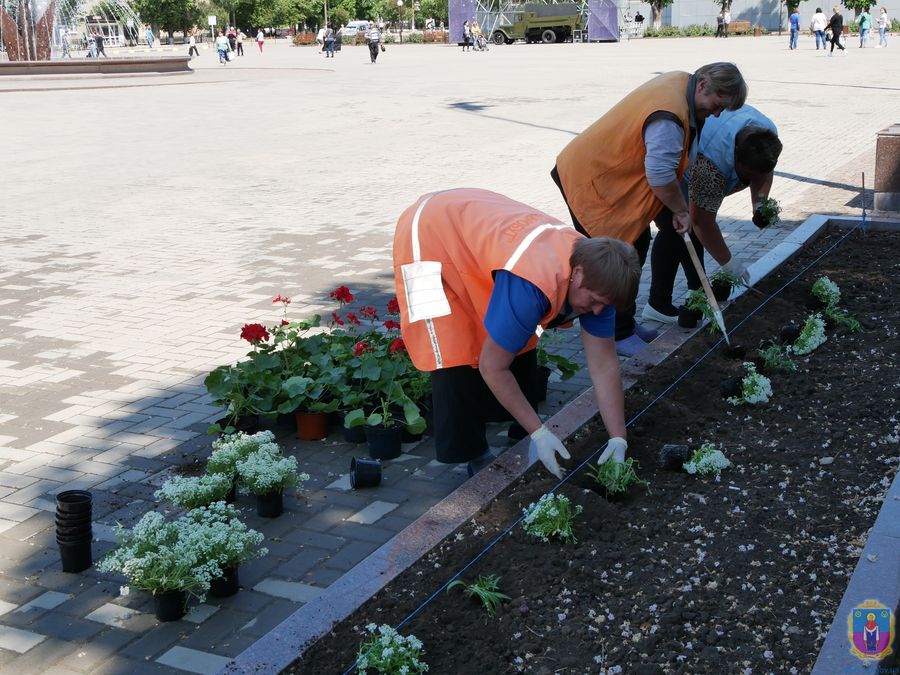 комунальники уквітчують місто. Зображення 4