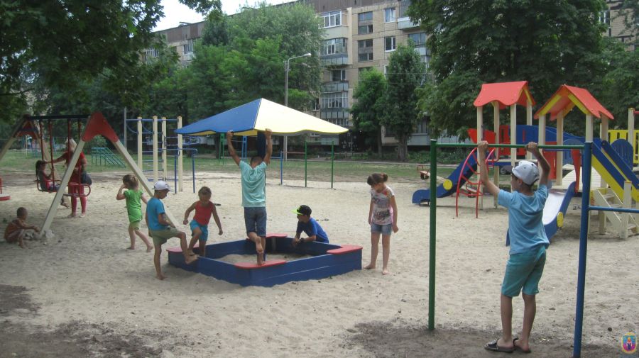 на вулицях соборній та чіатурській встановлено нові дитячі майданчики. Зображення 3