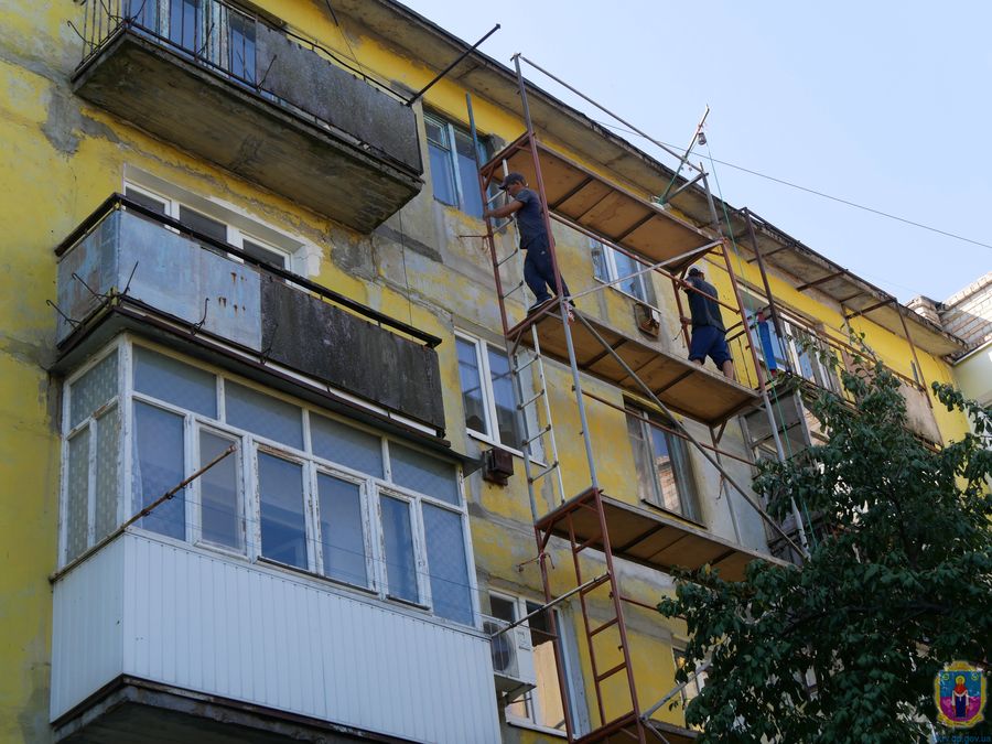 триває капітальний ремонт будинку по вулиці торговій. Зображення 1