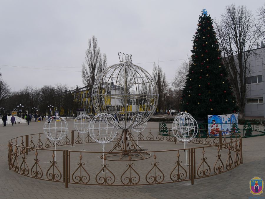 центральна площа з новими новорічними прикрасами. Зображення 2