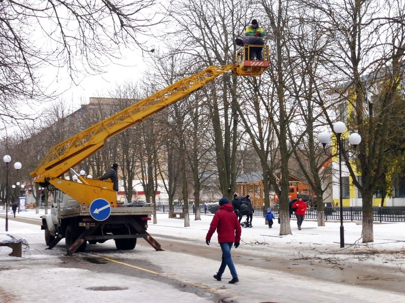 центральна площа з новими новорічними прикрасами. Зображення 3